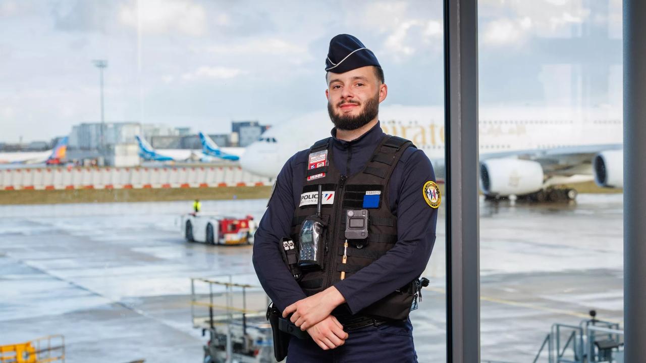 Malgré l'existence du Règlement de police, la Police nationale indonésienne (Polri) n'enverrait pas d'agents de police actifs aux ministères/institutions.