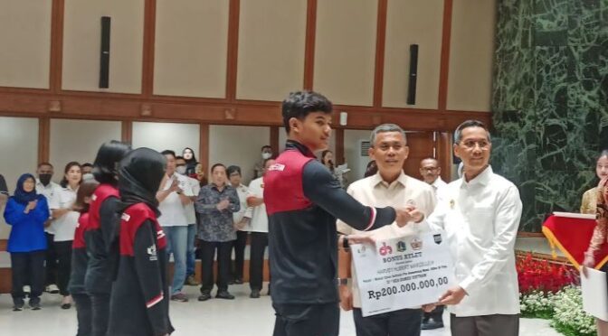 The Vayu Sailing Team And Sea Games Athletes Pay Their Respects To The Royal Remains Of Her Majesty The Queen Mother.