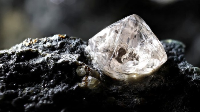 Diamond from deep within Earth found, holds unprecedented mineral