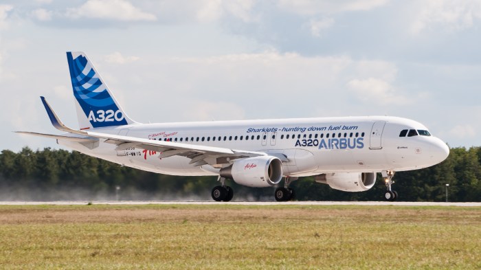 File:F-WWIQ Airbus A320 sharklet ILA 2012 07.jpg - Wikimedia Commons