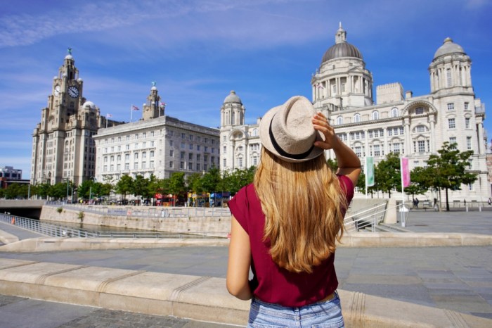 In Pictures: Fashionable actresses defy Hijab in Iran's Fajr Film ...